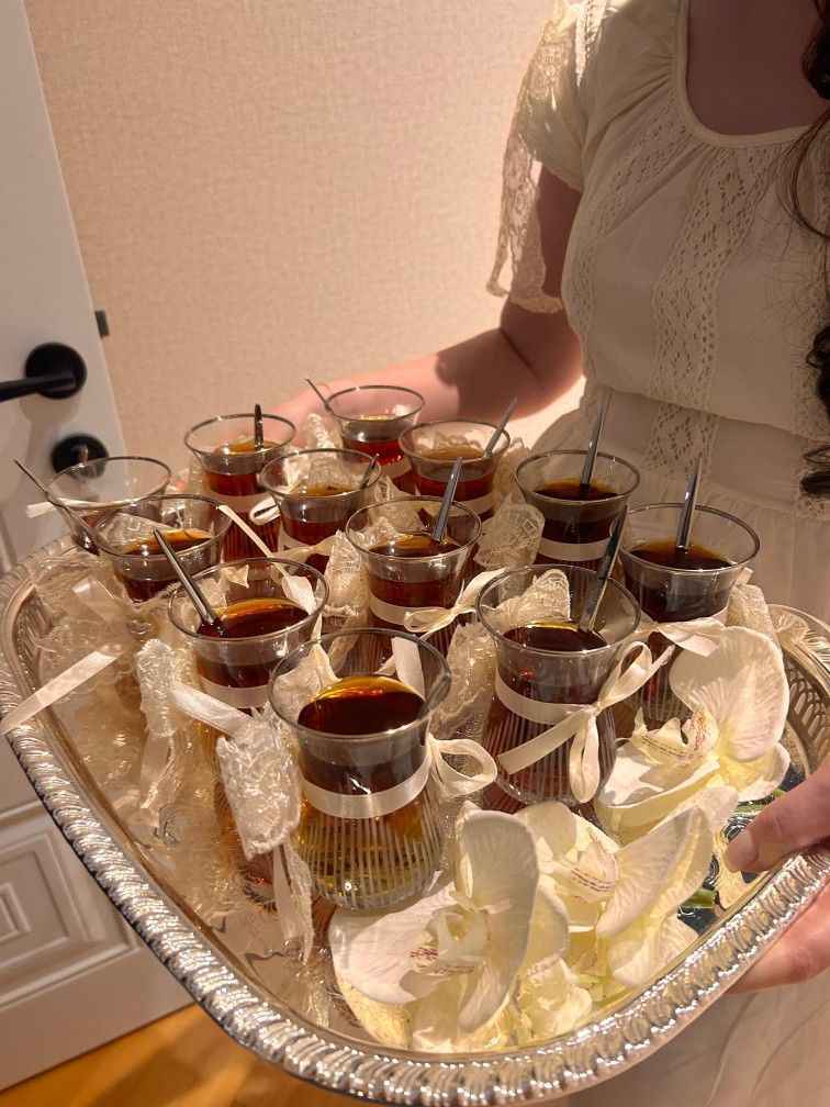 تزئین سینی خواستگاری با گل‌آرایی عمیق