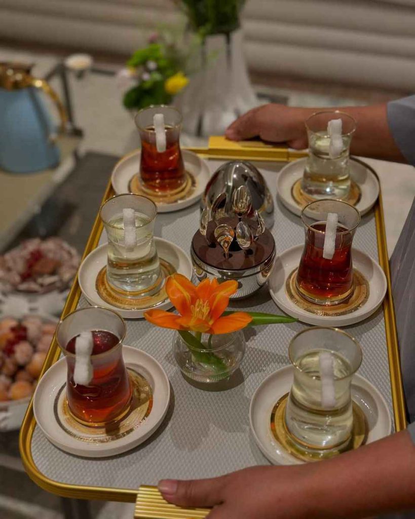 سینی استوانه‌ای و گل‌آرایی عمیق