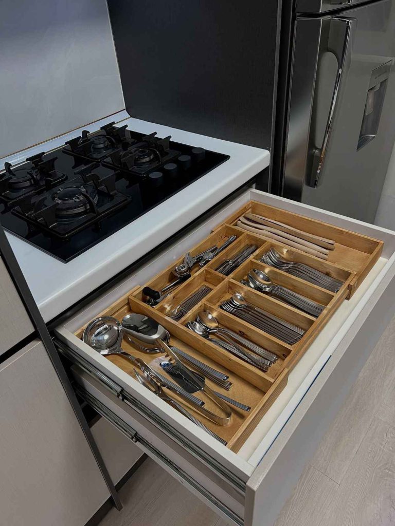 چیدمان سرویس چاقو و قاشق و چنگال در کشو