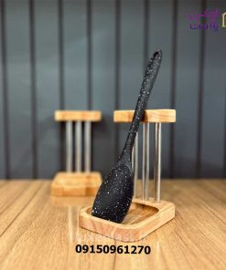 زیر قاشقی چوبی ایستاده کنار گاز 1209