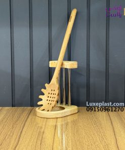 زیر قاشقی چوبی ایستاده کنار گاز 1209