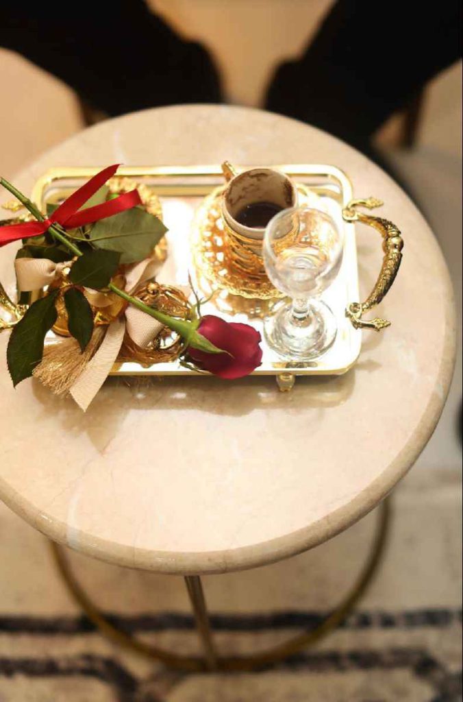 سینی خواستگاری آینه‌ای با گل رز 