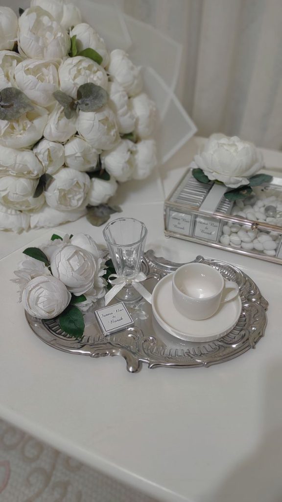 سینی با گل عروس و مروارید