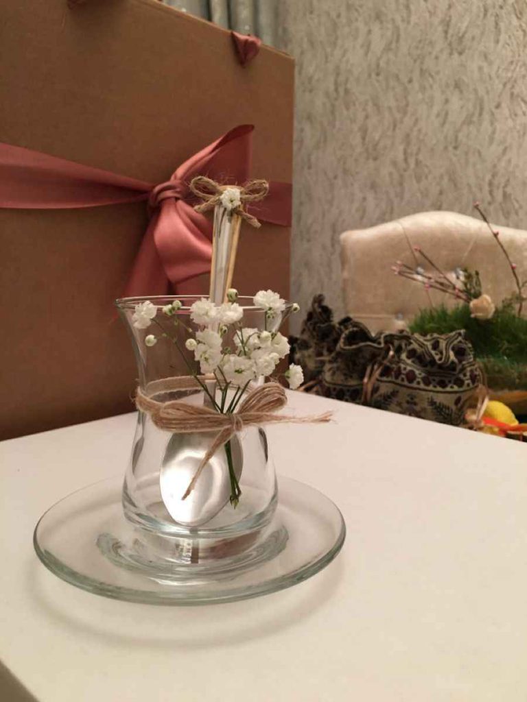 تزیین سینی چای خواستگاری مینیمال با گل سفید