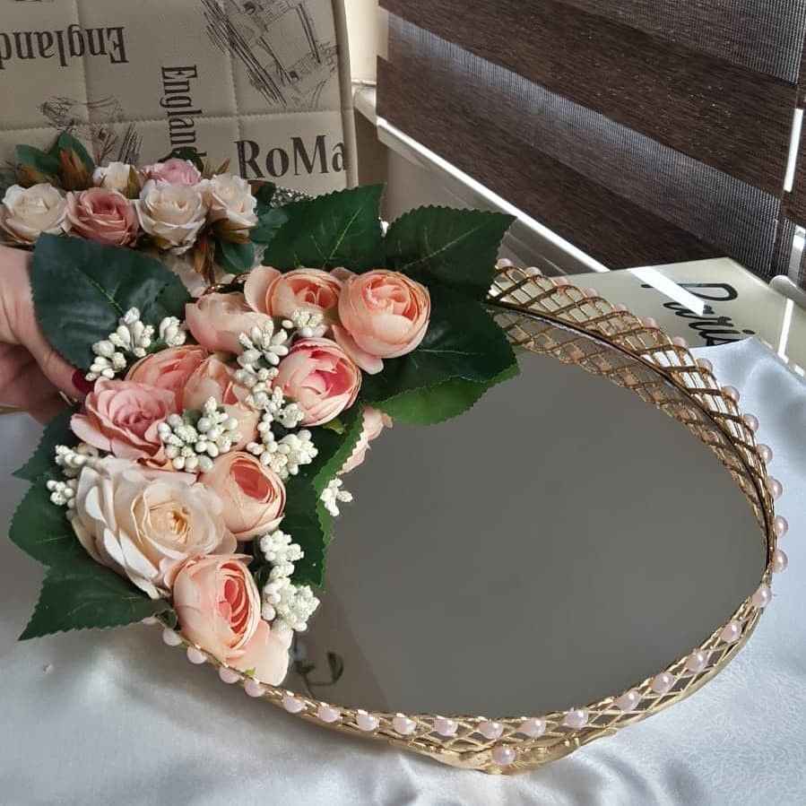 حلقه گل دور سینی چای برای خواستگاری