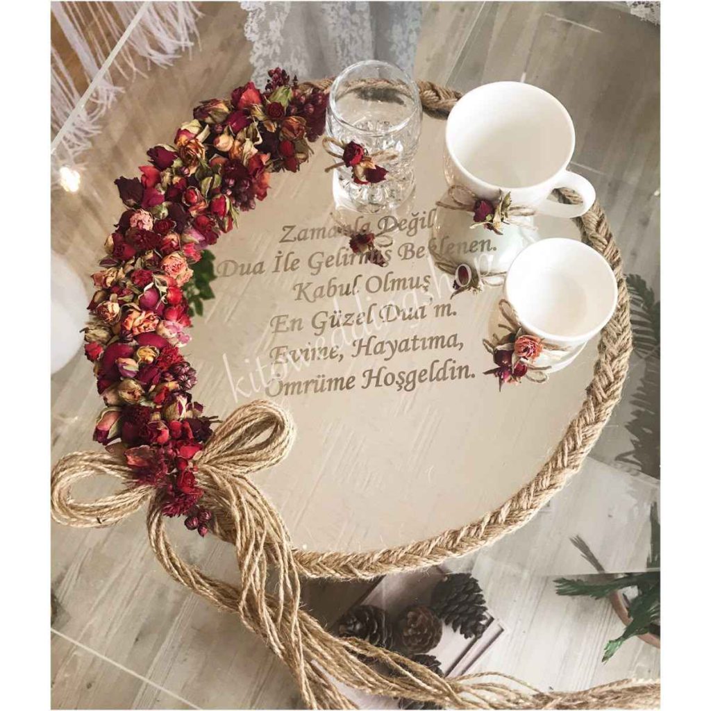 حلقه گل دور سینی خواستگاری