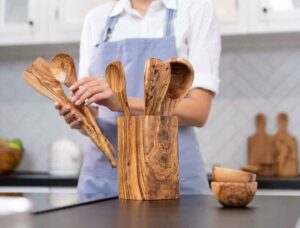 چرا ظروف چوبی زبر می‌شود؟ راهنمای کامل نگهداری ظروف چوبی در خانه