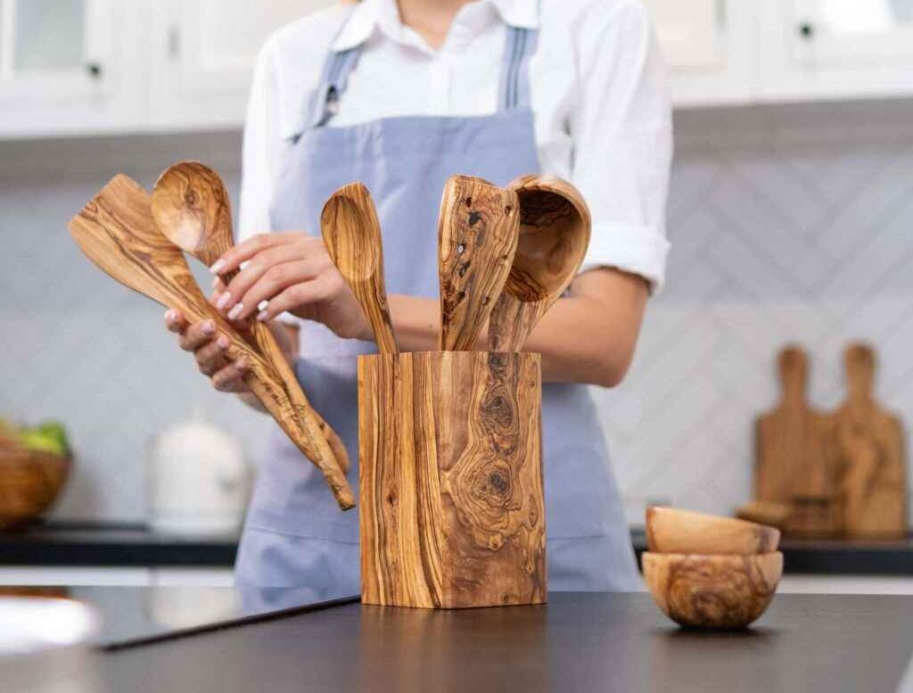 چرا ظروف چوبی زبر می‌شود؟ راهنمای کامل نگهداری ظروف چوبی در خانه